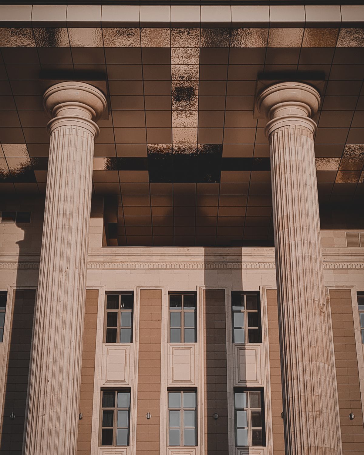 Neoclassical courthouse colonnade where commercial proceedings are heard